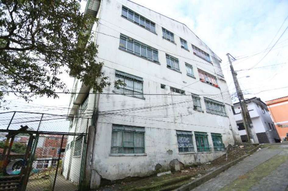 Un edificio de cuatro pisos, propiedad de la comunidad, alberga a estudiantes de primaria del colegio rural Miguel Antonio Caro, de la Cuchilla del Salado.