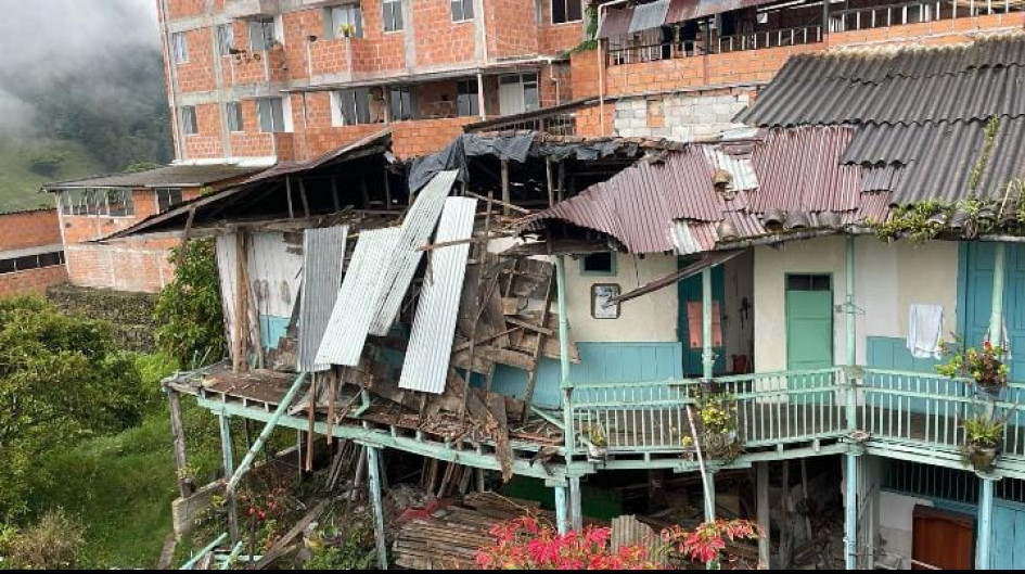 Una parte de una vivienda antigua de un municipio del Oriente de Caldas colapsó este lunes. La construcción será intervenida para evitar alguna emergencia futura.