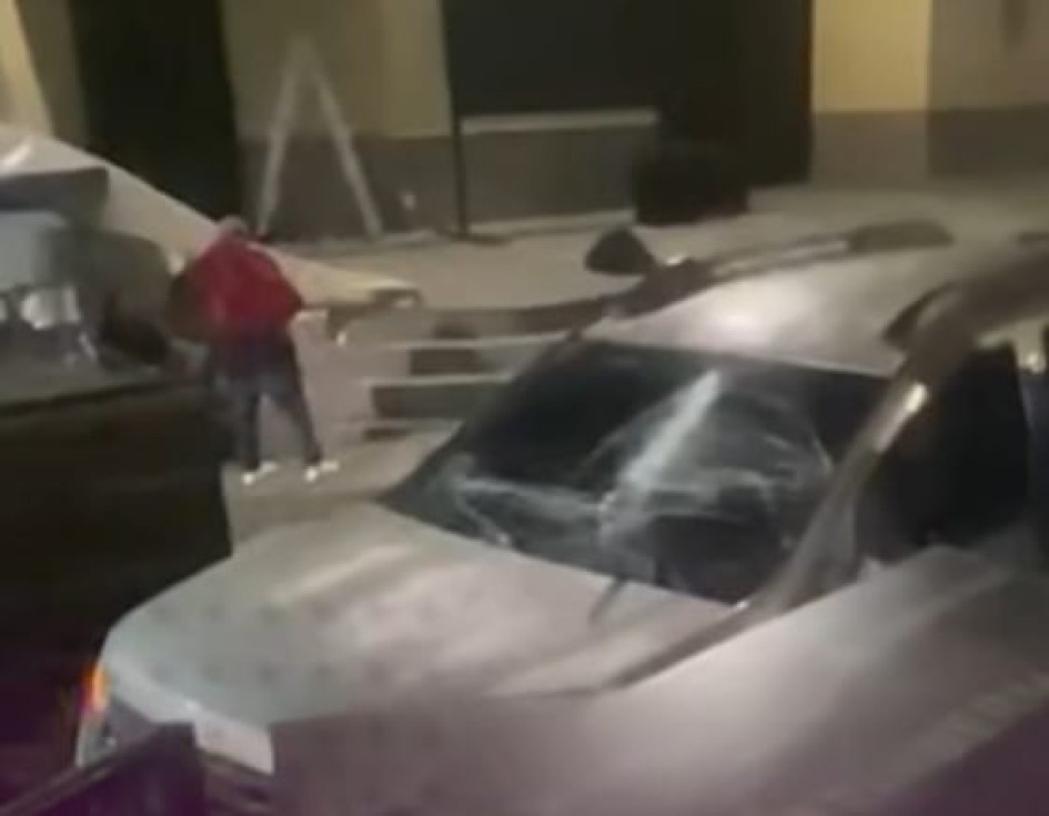 Un conductor chocó contra una tarima en el barrio La Sultana de Manizales y se negó a la prueba de alcoholemia. El vehículo fue inmovilizado.