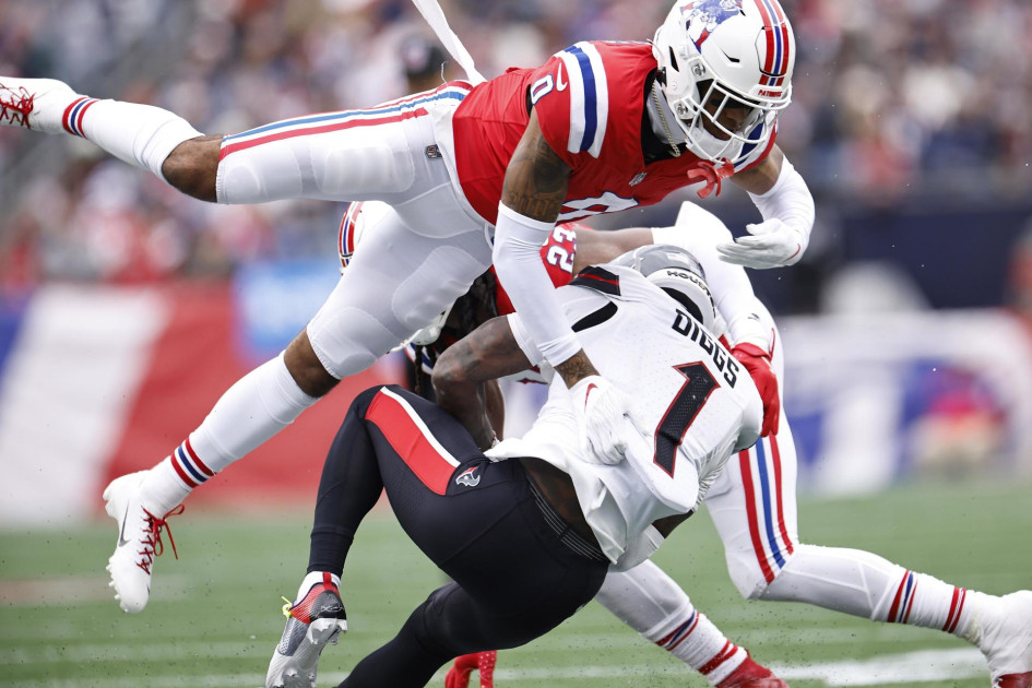 Fotografía de archivo fechada el 13 de octubre de 2024 del jugador de los New England Patriots, Christian González (arriba), enfrentándose con el receptor de los Houston Texans, Stefon Diggs (abajo), durante la primera mitad del partido de la NFL entre los New England Patriots y los Houston Texans en Foxborough, Massachusetts (EE.UU.).