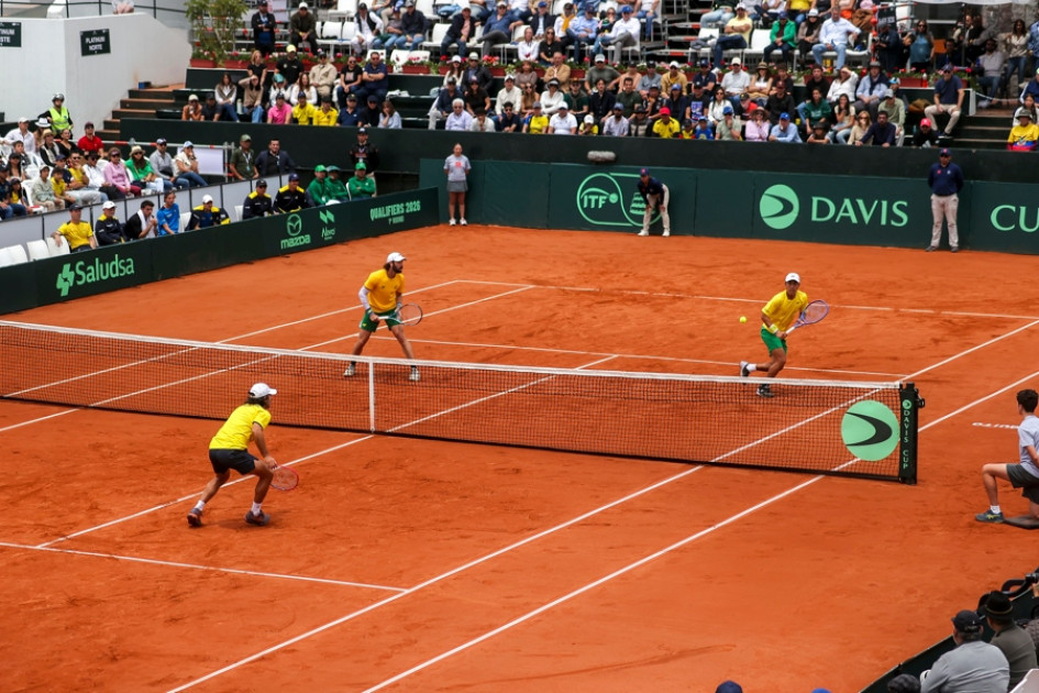 Jordan Thompson (i-arriba) y Rinky Hijikata (d) de Australia disputan un partido ante Ecuador por la Copa Davis en Quito (Ecuador).