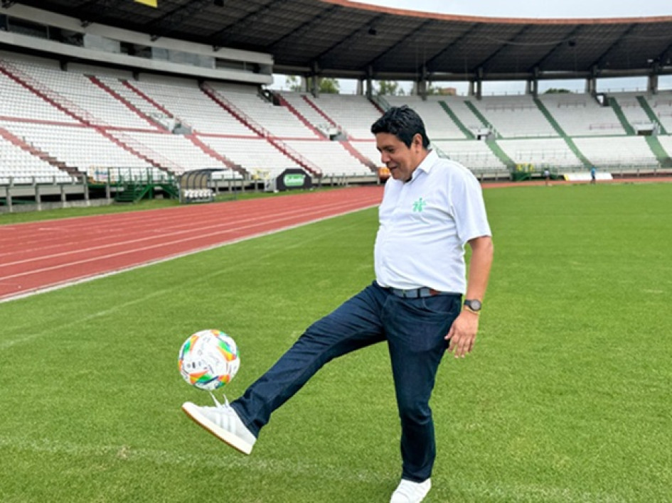 En la firma del convenio entre el Sena y el Once Caldas, Óscar Andrés Maldonado Mora, director de la entidad, se animó a darle a la 21 en el estadio Palogrande.