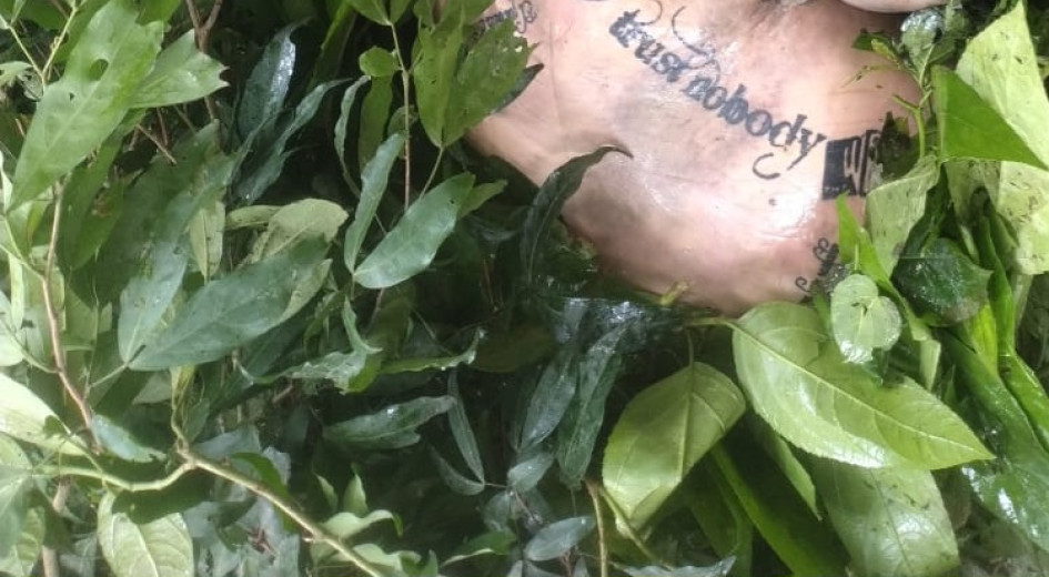 El cuerpo tiene este tatuaje. Se publica con fines humanitarios.