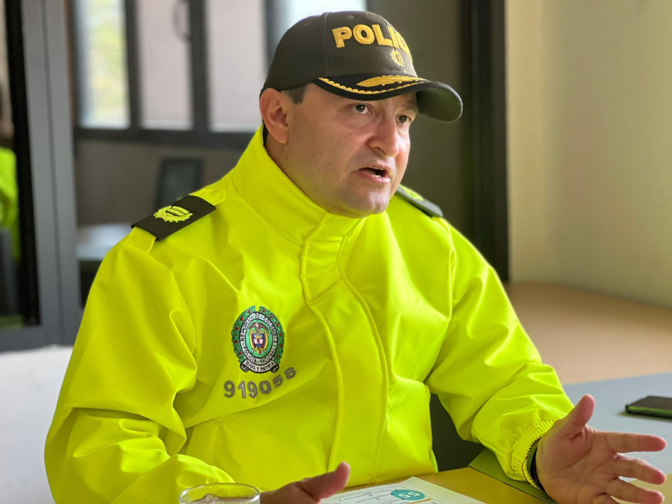 "Combatir la corrupción es asumir riesgos que no siempre son visibles en los informes oficiales", teniente coronel caldense Jorge Mora Cortés   El teniente coronel Jorge Alexánder Mora Cortés, natural de Neira (Caldas), exjefe anticorrupción de la Dijín de la Policía, anunció que sale de la institución tras 26 años en ella. El caldense explicó que lo retiraron de su cargo y en una carta deja un fuerte mensaje sobre la situación ética y de seguridad dentro de la institución.