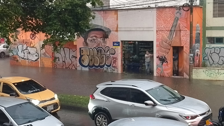 La avenida Paralela, cerca del estadio Palogrande, se inundó por el fuerte aguacero de la tarde de este miércoles en Manizales. Hay reporte de afectaciones en diferentes puntos de la ciudad.