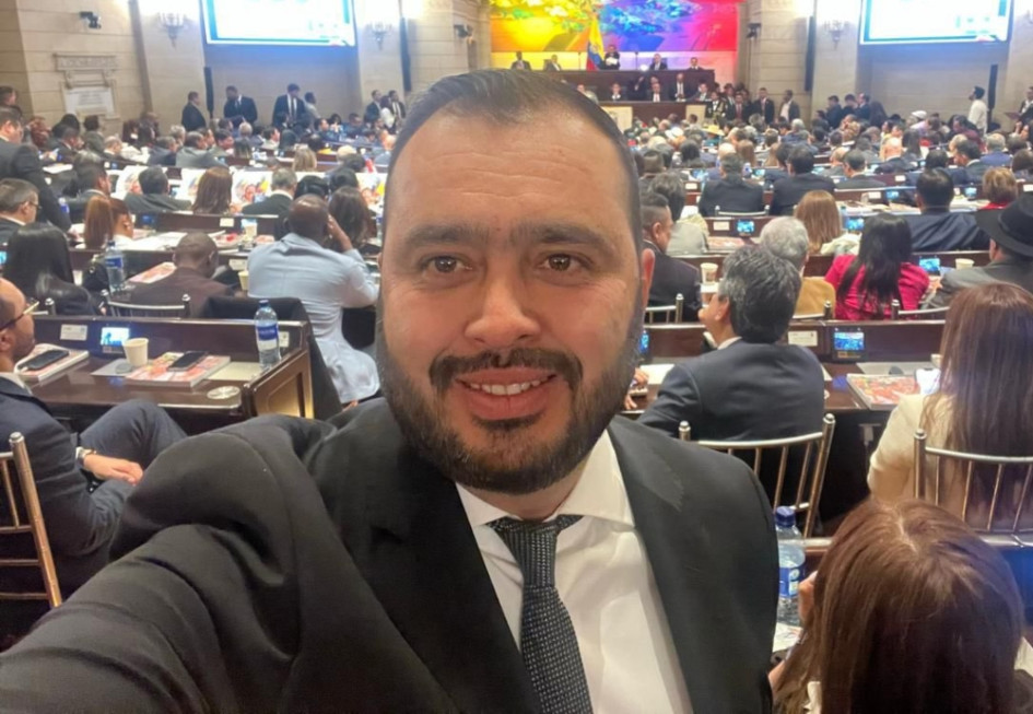 Él es Jairo Castellanos, senador de la Alianza Social Independiente (ASI). Dos de sus escoltas fueron asesinados este jueves.