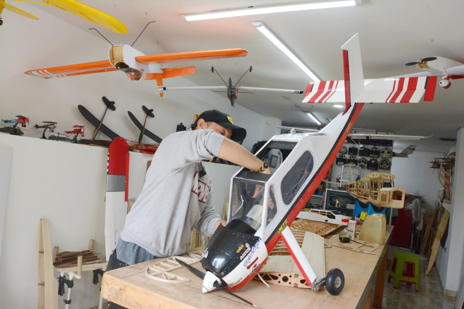 Desde niño, Julián Andrés Gómez Meneses se interesó por los aviones. Creció junto a la pista del aeropuerto La Nubia y comenzó a replicarlos en pequeñas maquetas con palitos. Hoy construye aeronaves a escala y dirige en Manizales su escuela de aeromodelismo.