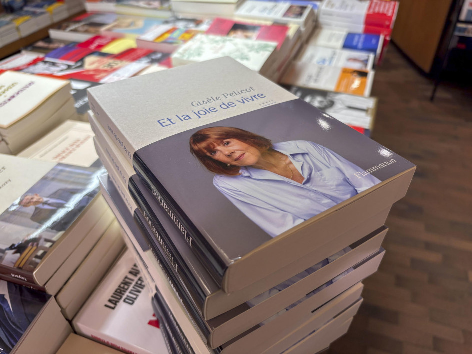 Gisèle Pelicot, víctima de abusos organizados por su exmarido durante años, decidió publicó su testimonio en un libro titulado 'Et la joie de vivre', que se agota de las librerías.