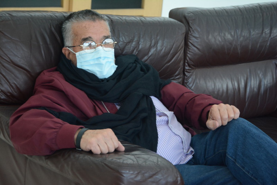 Si su familiar adulto mayor desarrolla síntomas, pídale que se quede en casa. Proporciónele un tapabocas.