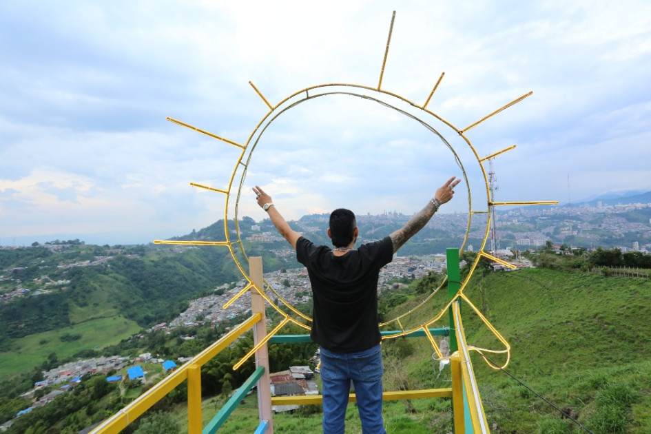 El Molino Pícnic, ubicado en Altos del Portón, es uno de los atractivos desde los cuales locales y turistas pueden disfrutar de las vistas de Villamaría, Manizales y los atardeceres. El municipio está a la vista desde los miradores ubicados en sus montañas y desde gran parte de la capital de Caldas.
