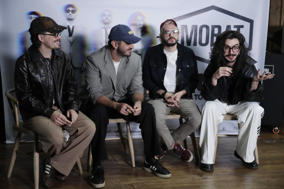 Fotografía de archivo del 29 de enero de 2026 que muestra a los integrantes de la banda colombiana Morat, Martin Vargas (i), Juan Pablo Isaza (2i), Juan Pablo Villamil (2d), y Simón Vargas (d), hablando durante entrevista con EFE en Bogotá (Colombia).