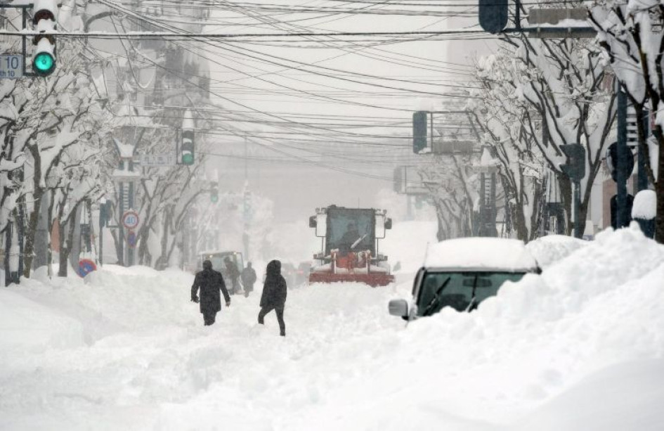 Fotografía del 2025, que muestra a personas en una calle afectada por una nevada en Obihiro, Hokkaido, en el norte de Japón.