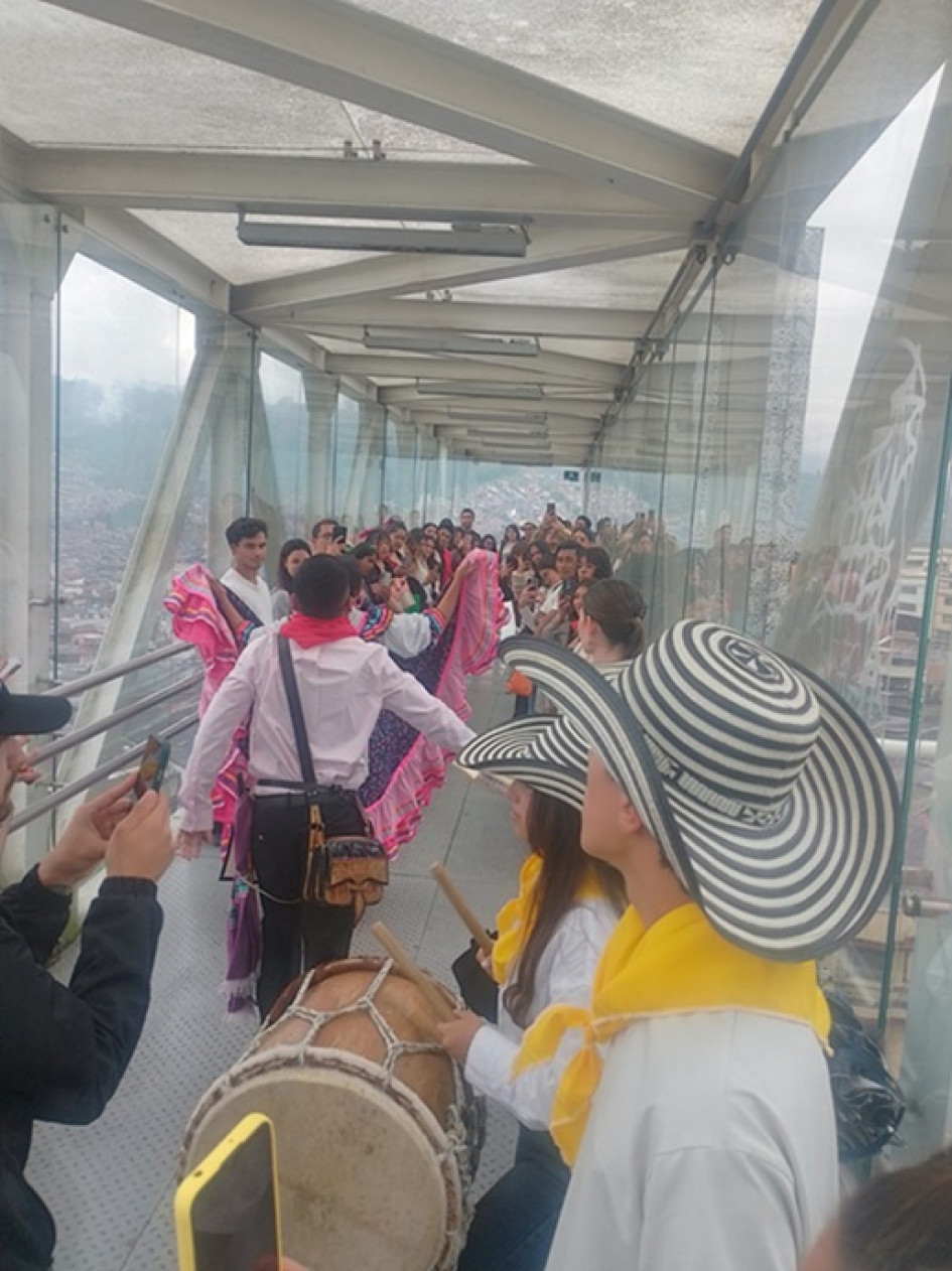 Cerca de 50 estudiantes extranjeros de universidades de Manizales participaron en un evento de bienvenida que ocurrió bajo la lluvia, en el Parque de la Mujer.
