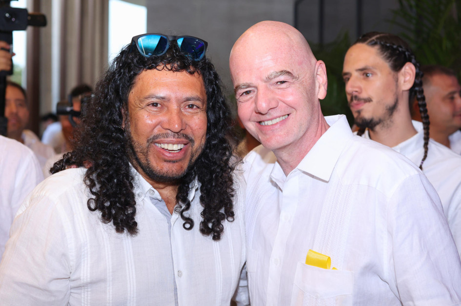 Fotografía cedida por la Federación Colombiana de Fútbol del presidente de la FIFA, Gianni Infantino (d), con el exarquero de la selección Colombia de fútbol René Higuita, durante la inauguración del Centro de Alojamiento para el Alto Rendimiento de la FCF este martes, en Barranquilla (Colombia).