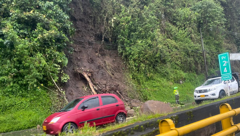 Una roca cayó sobre la vía Panamericana, cerca del barrio Estambul de Manizales, luego del aguacero de este viernes. En la ciudad también hubo otras afectaciones.