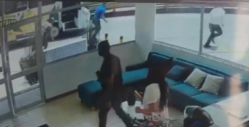 Los sujetos salieron corriendo del edificio al verse sorprendidos. Uno se ganó un palazo