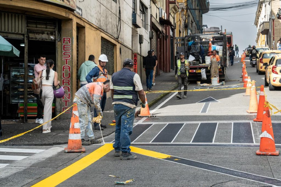 La Alcaldía de Manizales renovó casi 5 mil metros cuadrados de señalización vial sobre la carrera 21 y alista intervención en la carrera 22.
