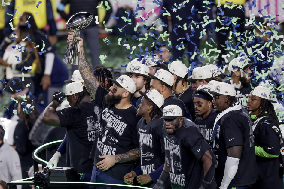 Los Seattle Seahawks celebran con el Trofeo Vince Lombardi después de que los Seahawks derrotaran a los New England Patriots en el Super Bowl LX entre los New England Patriots y los Seattle Seahawks en el Levi's Stadium en Santa Clara, California, EE. UU., el 8 de febrero de 2026.