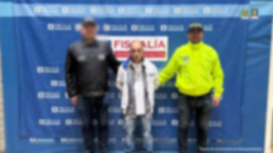 La captura se produjo durante un operativo de registro y allanamiento en una vivienda del sector San José de la Cima, en el barrio Manrique. Allí las autoridades incautaron una tarjeta SIM, tres cuerdas de amarre, ropa interior femenina y varias camándulas.