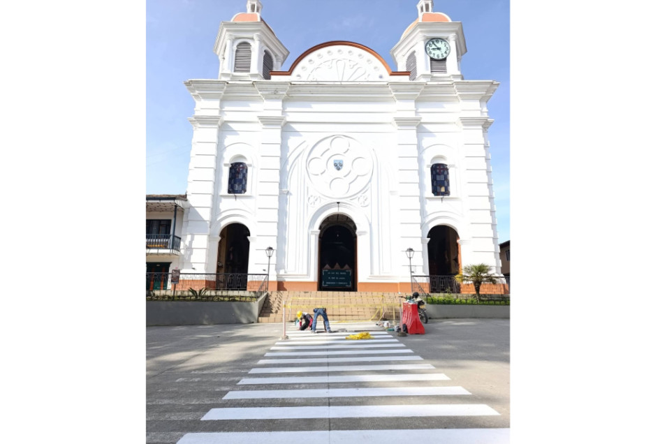 Frente al Templo de la Inmaculada Concepción en Aguadas (Caldas) pintaron cebras.