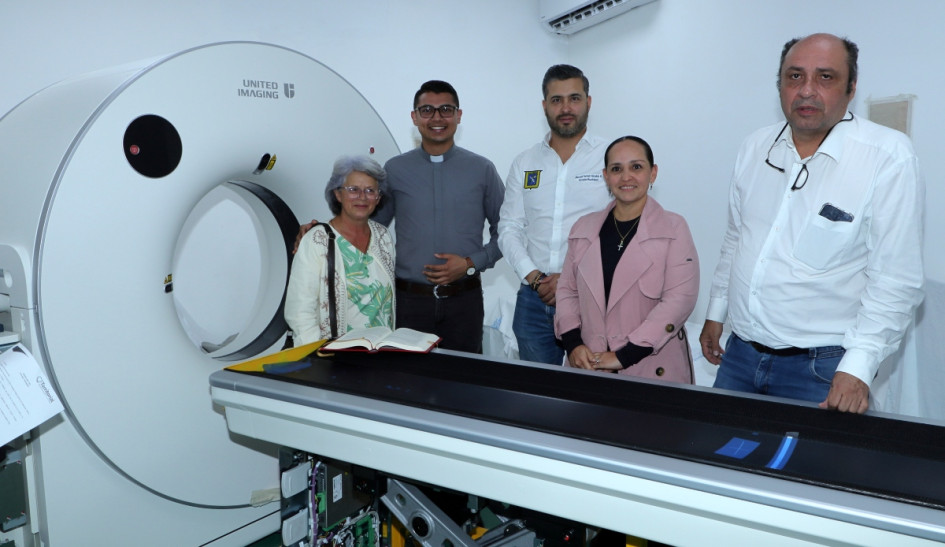 El Hospital Departamental Felipe Suárez de Salamina recibió un tomógrafo que permite mejorar los servicios médicos para los habitantes del Norte de Caldas. De izquierda a derecha en la sala de tomografía: Alba Lucia Tabares, padre Alejandro Martínez, Manuel Fermín Giraldo (alcalde), Natalia Castaño (directora de la DTSC) y Wilson Didier Carmona (director del Hospital).