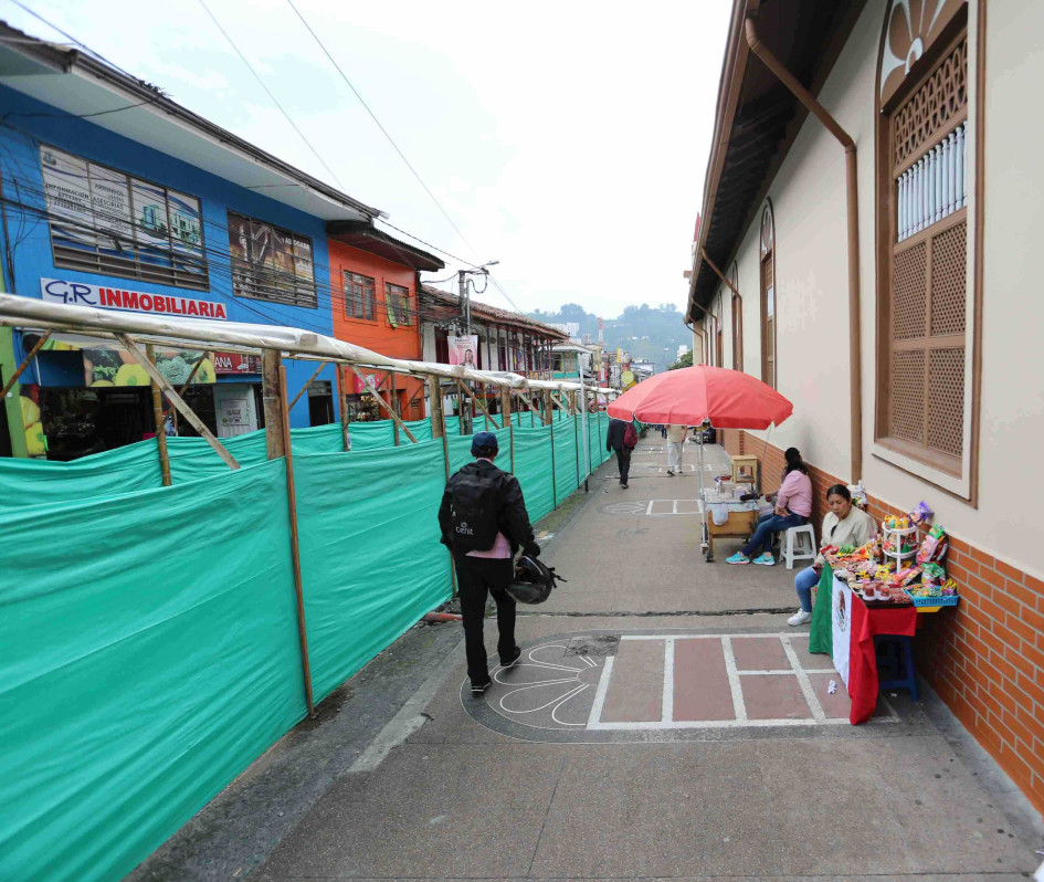 piden rehubicar a vendedores informales de bulevar de Villamaría