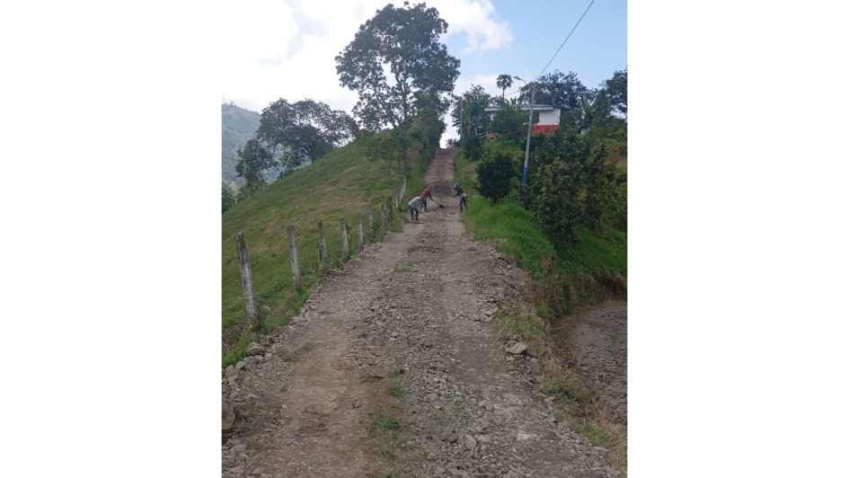 La vía Manzanares - Marquetalia, que pasa por las veredas Campoalegre, La Ceiba, Las Playas, El Callao y La Marina, fue habilitada.