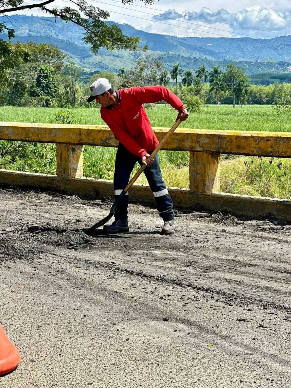 Invías ultima detalles en puente de acceso a municipio de Caldas