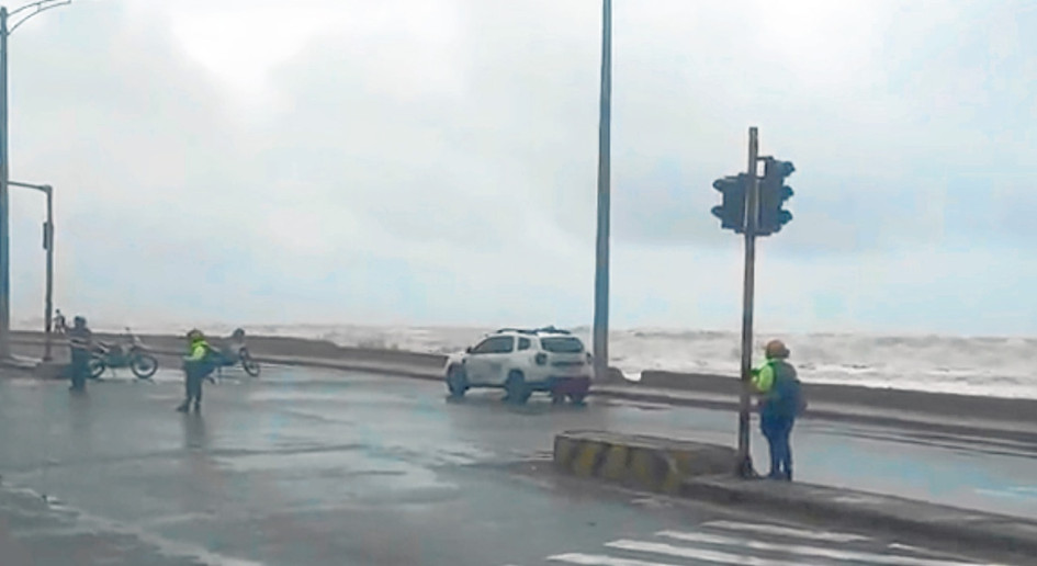 Reproducción | LA PATRIA  Frente frío y mar de leva generan fuertes vientos, lluvias y alto oleaje en Cartagena: está prohibido el ingreso al mar.
