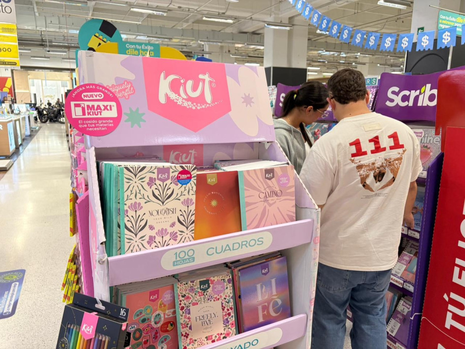 Padres de familia cuestionan listas escolares de colegios públicos y privados. Muchos planteles exigen materiales no autorizados. Secretaría de Educación de Caldas invita a denunciar los abusos. Las tarifas y las listas las regula el Ministerio de Educación.