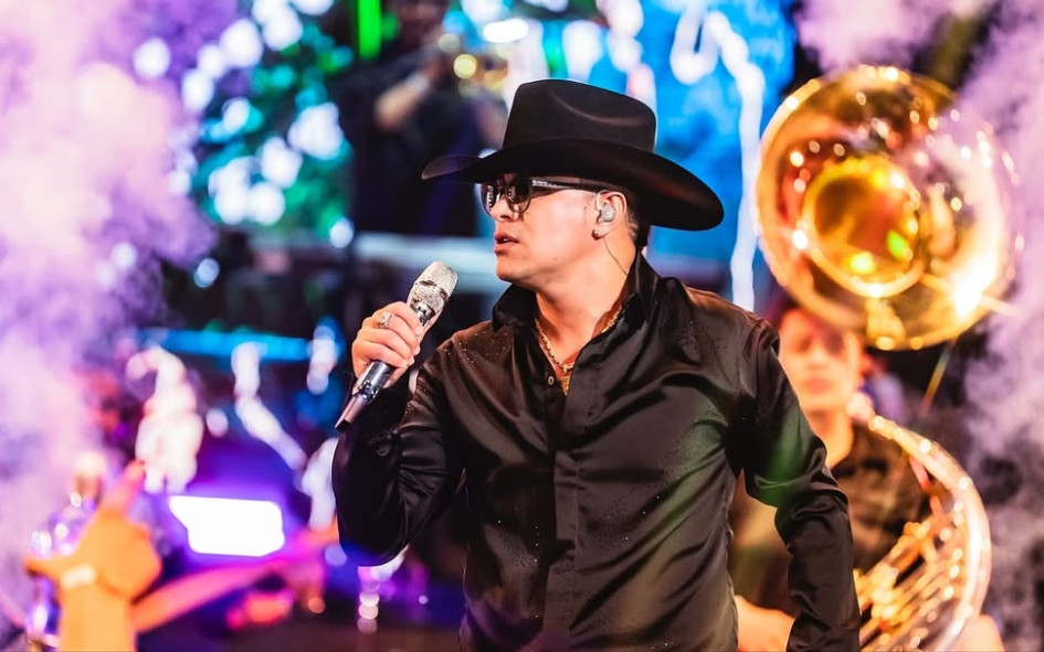 El cantante caldense Yeison Jiménez grabó 'Dime que sí'. Fue su última canción antes de morir y está centrada en el deseo y la complicidad amorosa.