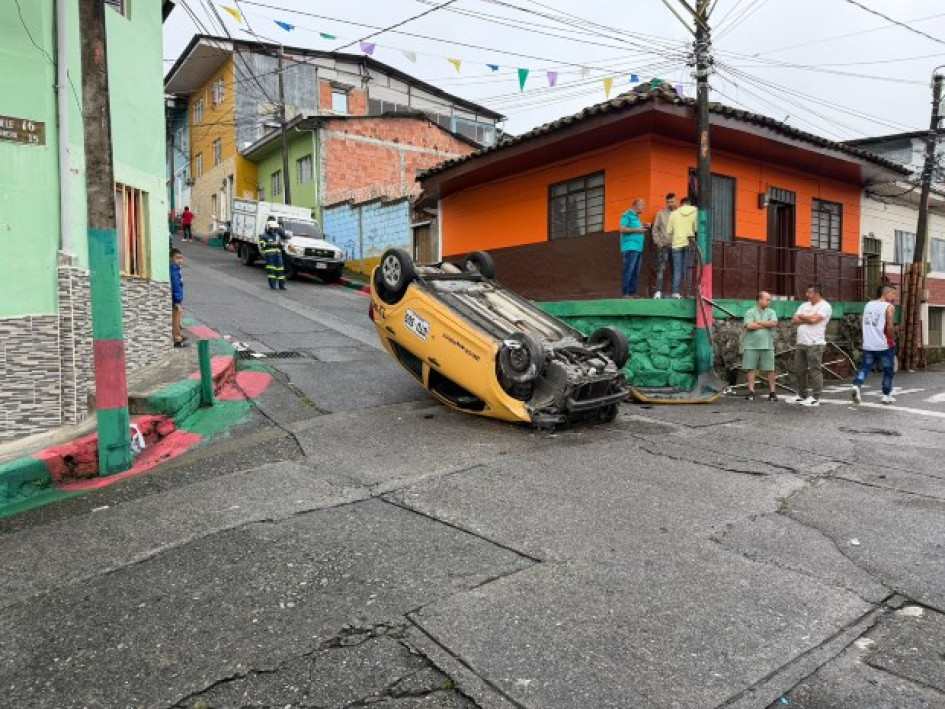 LA PATRIA conoció que en el taxi iban dos personas. Se impuso una orden de comparendo por estacionar en sitios prohibidos y a este automotor le figura una multa por foto detección de $1 millón 310 mil, del 21 de mayo del año pasado, por pasar semáforo en rojo.