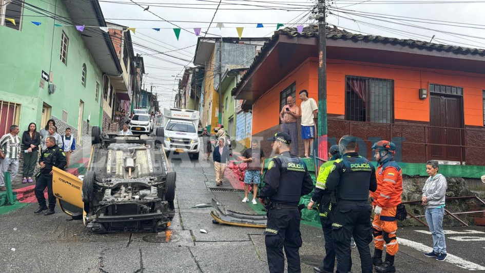 En el lugar no encontraron personas lesionadas, tampoco al conductor del taxi.