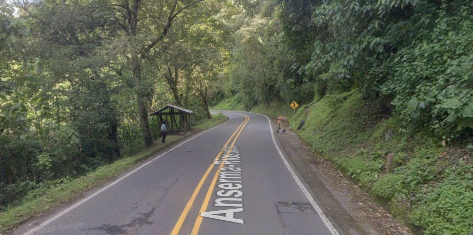 Versiones preliminares señalan que el joven descendía por la vía y chocó contra el carro 