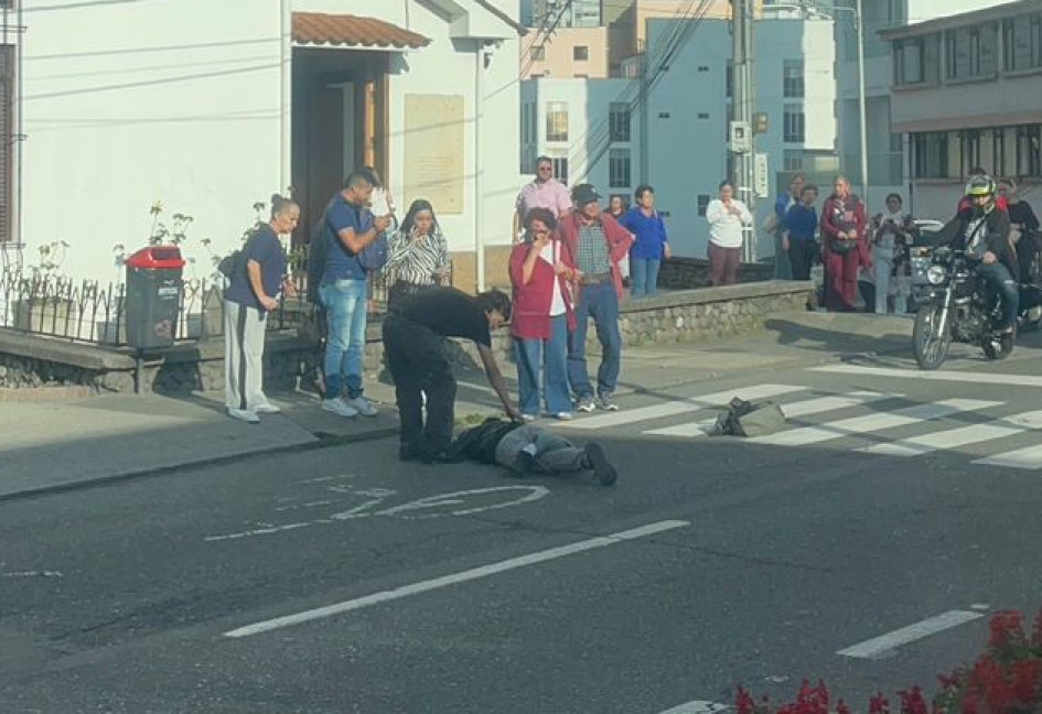 La persona accidentada fue auxiliada rápidamente por ciudadanos que pasaban por el lugar.
