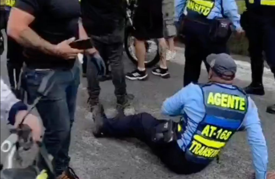 El sábado 21 de febrero, ciudadanos agredieron a 4 agentes de tránsito en Dosquebradas (Risaralda). La policía intervino y capturó a un motociclista 