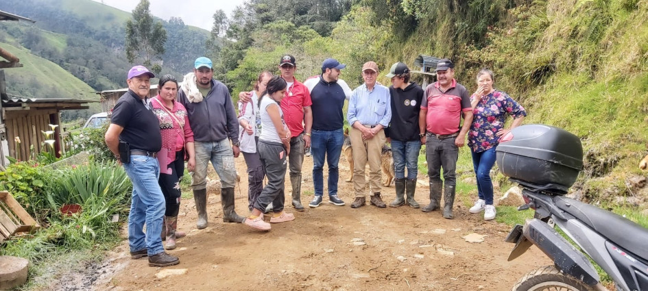 El alcalde de Neira, Jhon Jairo Castaño Flórez, visitó las veredas de la parte alta del municipio en las que se hizo mantenimiento rutinario de las vías.
