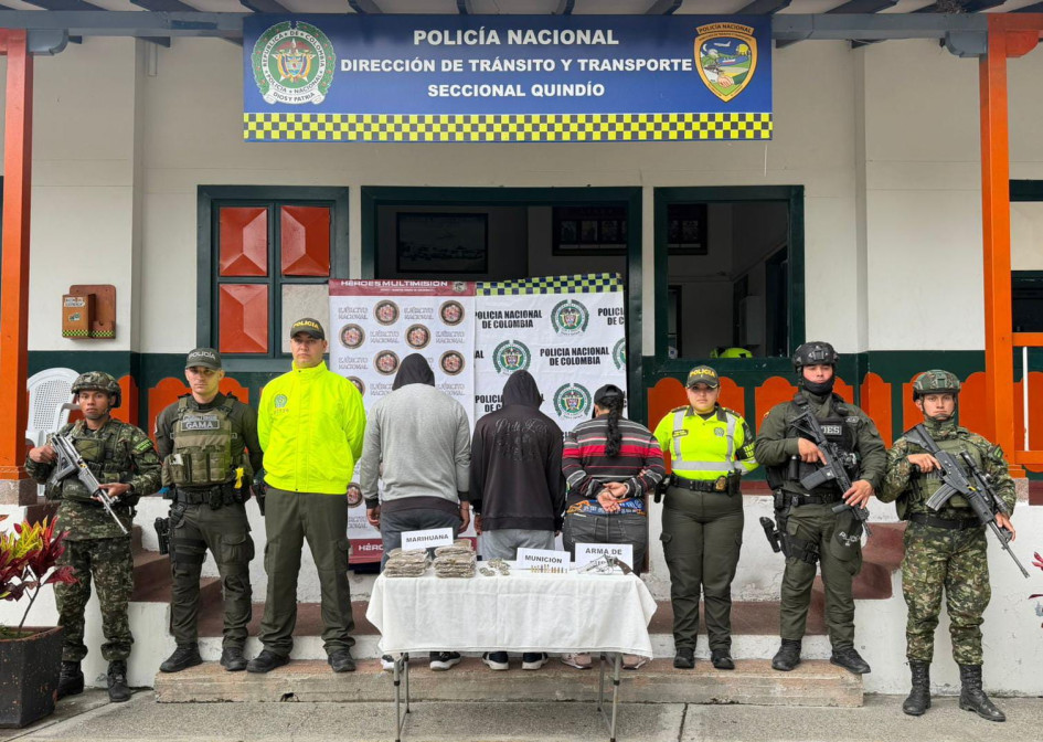 Los capturados presentan registros en el Sistema Penal Oral Acusatorio por los delitos de tráfico, fabricación o porte de estupefacientes, concierto para delinquir, fabricación, tráfico, porte o tenencia de armas de fuego, municiones o accesorios, fuga de presos y hurto calificado y agravado.