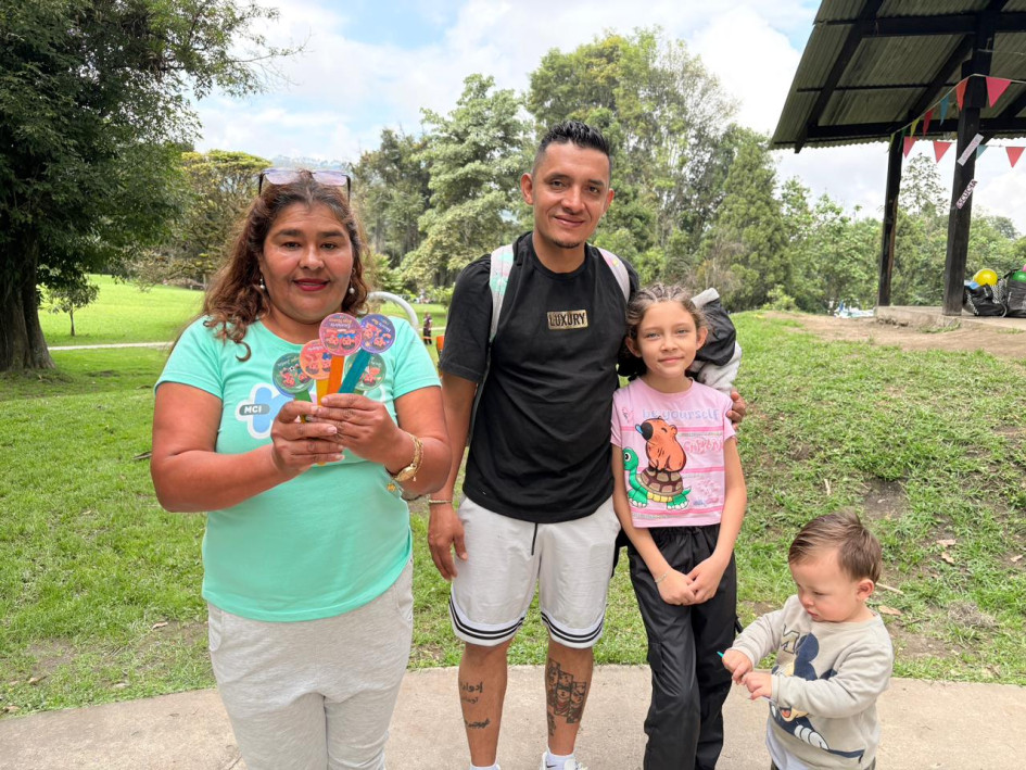 Julio César Rodríguez participó del banco de tiempo con sus hijos Valerym y Gerard Rodríguez.