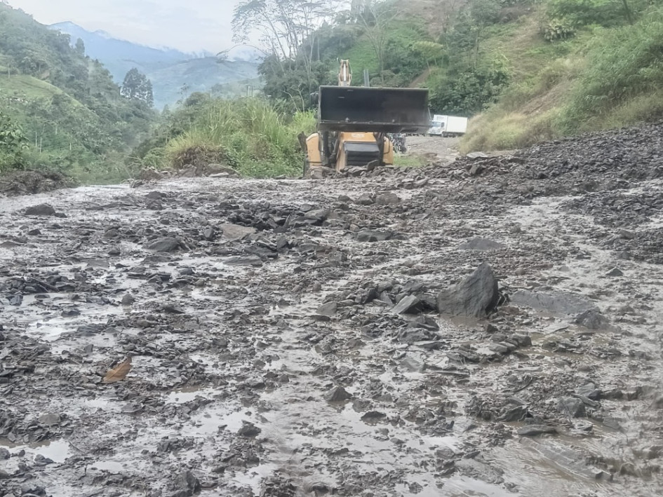 Así se encuentra este domingo el sector Buenavista, entre Petaqueros y Manzanares. Maquinaria amarilla trabaja para habilitar el paso.