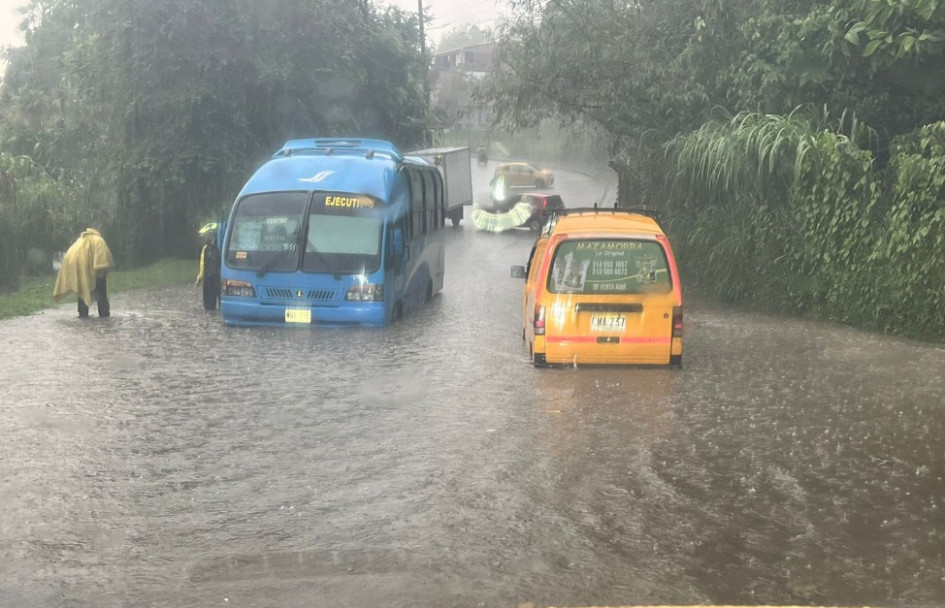 Entre Fátima y Palermo hubo una inundación que alcanzó las llantas de una buseta de Socobuses. Ocurrió detrás del ICA y el automotor quedó atrapado con pasajeros.
