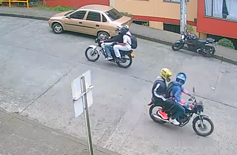 En la salida del barrio Villa Carmenza se presentó la caída de los motociclistas. El impacto quedó registrado en video.