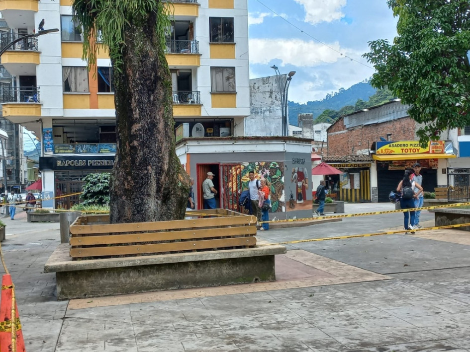La zona del parque principal de Calarcá permanece acordonada tras la caída de un árbol durante el vendaval.