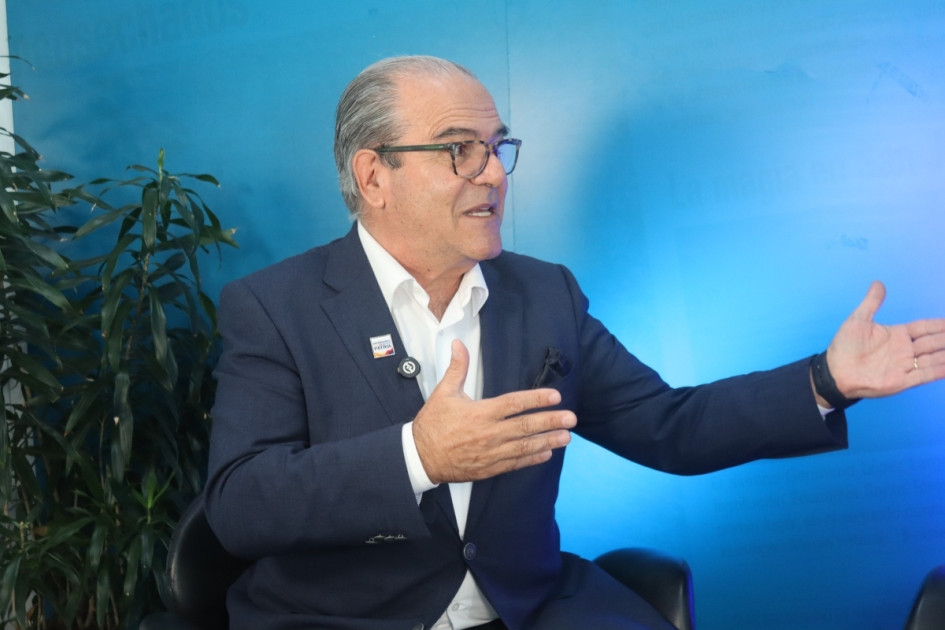 El exsenador Carlos Felipe Mejía busca regresar al Congreso en las elecciones de este 2026. Al CNE llegó al menos una denuncia en su contra por una supuesta inhabilidad, ya que en el 2001 fue condenado por daño en bien ajeno. Mejía arremetió contra el Centro Democrático y rechazó el señalamiento.