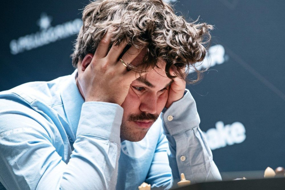 En la tercera ronda, Carlsen consiguió remontar en el último momento en una partida que casi tenía Caruana. 