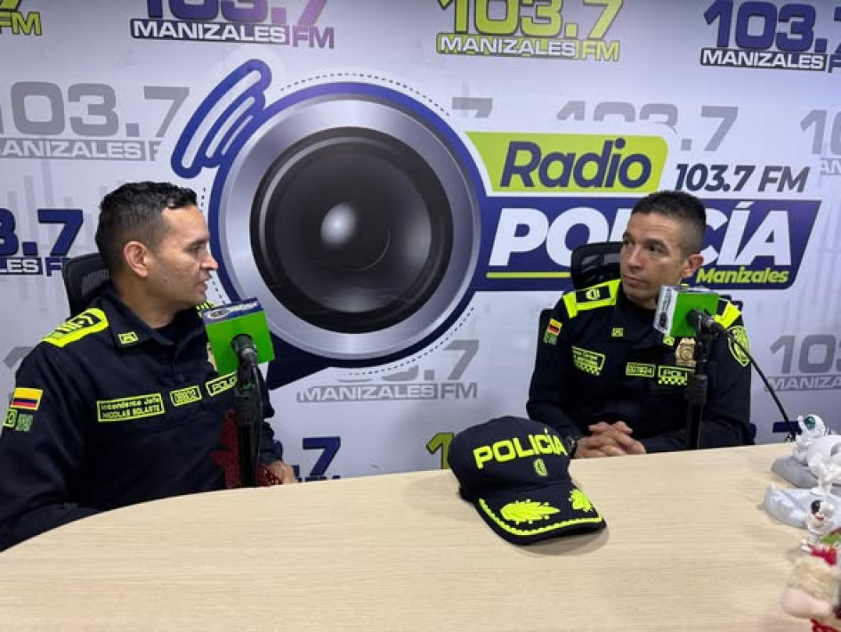 El teniente coronel César Alberto Aristizábal Riascos (derecha), comandante encargado de la Policía Metropolitana de Manizales, en la emisora de la institución.