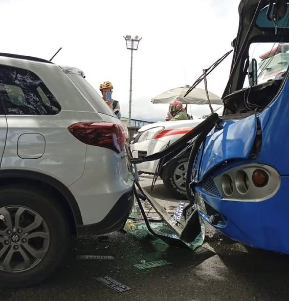 Así quedaron los carros comprometidos en el choque.