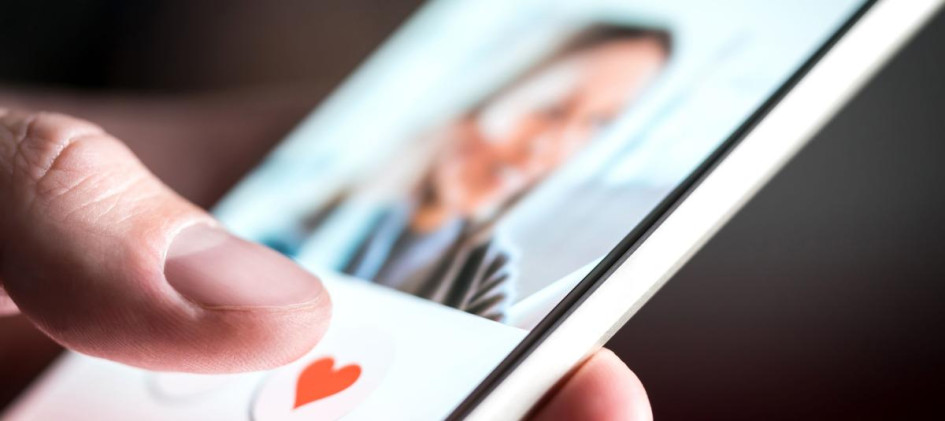 “Según cifras oficiales, el 80% de los casos no se denuncia por vergüenza o temor al daño reputacional. Denunciar es fundamental, pero prevenir es la mejor herramienta para proteger la integridad y el patrimonio de los ciudadanos”, afirmó el coronel Adrián Vega Hernández, jefe del Centro Cibernético Policial.