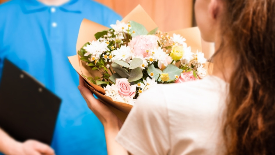 Mujer recibiendo un domicilio de flores