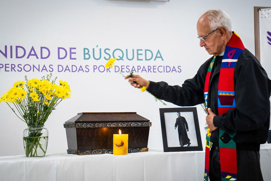 El sacerdote Javier Giraldo recibió los restos del cura Camilo Torres Restrepo y aseguró que reposarán en una capilla de la Universidad Nacional sede Bogotá.